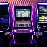 ...e i colori delle slot machine che affollano la sala interna